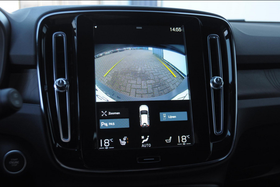 Volvo XC40 T4 211PK Automaat Plus Dark / Elektrische stoelen met geheugen / stuur - en stoelverwarming / Cruise control / Harman kardon audio / elektrische achterklep / Parkeersensoren met camers