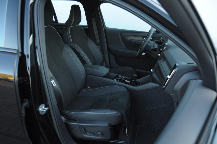 Volvo XC40 T4 211PK Automaat Plus Dark / Elektrische stoelen met geheugen / stuur - en stoelverwarming / Cruise control / Harman kardon audio / elektrische achterklep / Parkeersensoren met camers