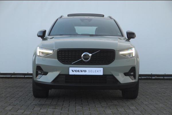 Volvo XC40 B3 163PK Automaat Ultimate Dark / Panoramadak / Adaptive cruise control / Elektrische stoelen / Harman Kardon audio / Pilot assist / BLIS / Stoel en stuur verwarming / Elektrische achterklep / Parkeersensoren met camera / Google infotainment