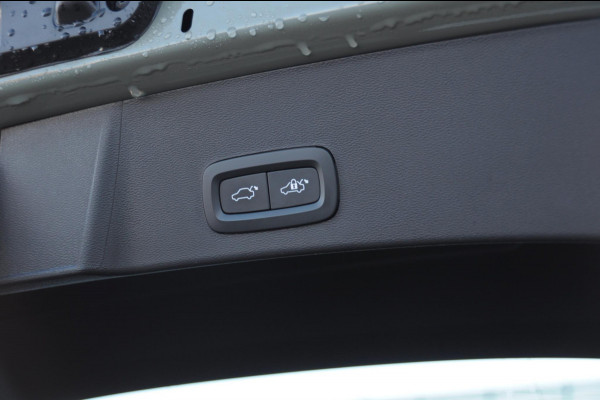 Volvo XC40 B3 163PK Automaat Ultimate Dark / Panoramadak / Adaptive cruise control / Elektrische stoelen / Harman Kardon audio / Pilot assist / BLIS / Stoel en stuur verwarming / Elektrische achterklep / Parkeersensoren met camera / Google infotainment
