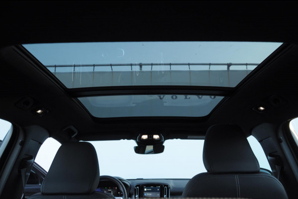 Volvo XC40 B3 163PK Automaat Ultimate Dark / Panoramadak / Adaptive cruise control / Elektrische stoelen / Harman Kardon audio / Pilot assist / BLIS / Stoel en stuur verwarming / Elektrische achterklep / Parkeersensoren met camera / Google infotainment