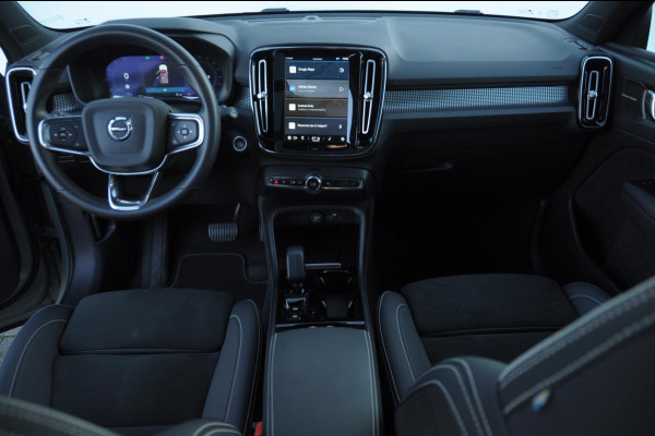 Volvo XC40 B3 163PK Automaat Ultimate Dark / Panoramadak / Adaptive cruise control / Elektrische stoelen / Harman Kardon audio / Pilot assist / BLIS / Stoel en stuur verwarming / Elektrische achterklep / Parkeersensoren met camera / Google infotainment
