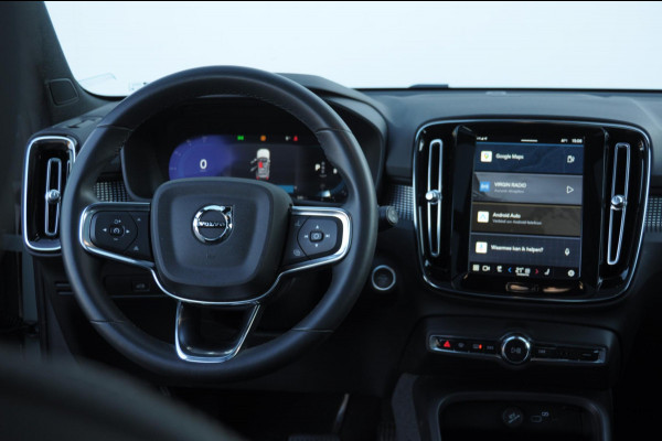 Volvo XC40 B3 163PK Automaat Ultimate Dark / Panoramadak / Adaptive cruise control / Elektrische stoelen / Harman Kardon audio / Pilot assist / BLIS / Stoel en stuur verwarming / Elektrische achterklep / Parkeersensoren met camera / Google infotainment