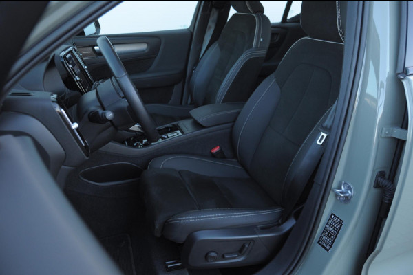 Volvo XC40 B3 163PK Automaat Ultimate Dark / Panoramadak / Adaptive cruise control / Elektrische stoelen / Harman Kardon audio / Pilot assist / BLIS / Stoel en stuur verwarming / Elektrische achterklep / Parkeersensoren met camera / Google infotainment
