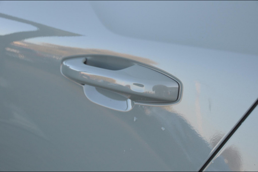 Volvo XC40 B3 163PK Automaat Ultimate Dark / Panoramadak / Adaptive cruise control / Elektrische stoelen / Harman Kardon audio / Pilot assist / BLIS / Stoel en stuur verwarming / Elektrische achterklep / Parkeersensoren met camera / Google infotainment