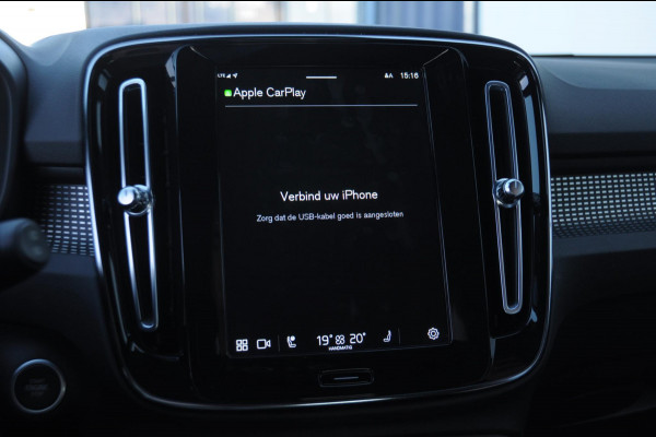 Volvo XC40 B3 163PK Automaat Ultimate Dark / Panoramadak / Adaptive cruise control / Elektrische stoelen / Harman Kardon audio / Pilot assist / BLIS / Stoel en stuur verwarming / Elektrische achterklep / Parkeersensoren met camera / Google infotainment