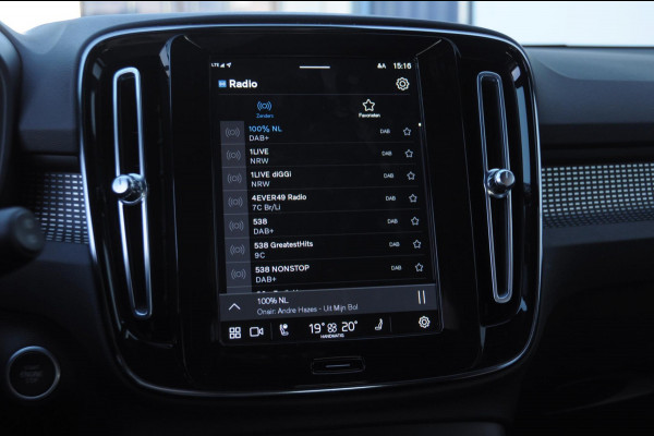 Volvo XC40 B3 163PK Automaat Ultimate Dark / Panoramadak / Adaptive cruise control / Elektrische stoelen / Harman Kardon audio / Pilot assist / BLIS / Stoel en stuur verwarming / Elektrische achterklep / Parkeersensoren met camera / Google infotainment