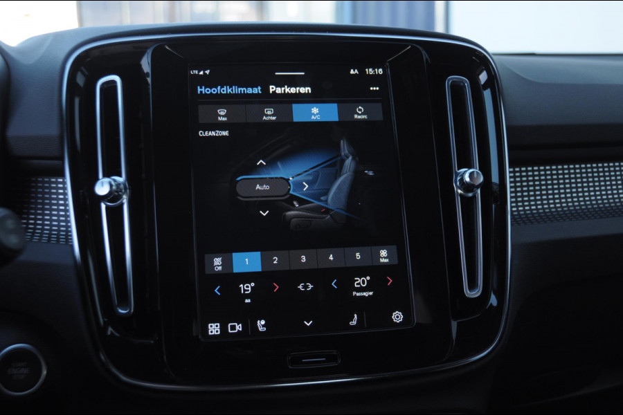 Volvo XC40 B3 163PK Automaat Ultimate Dark / Panoramadak / Adaptive cruise control / Elektrische stoelen / Harman Kardon audio / Pilot assist / BLIS / Stoel en stuur verwarming / Elektrische achterklep / Parkeersensoren met camera / Google infotainment