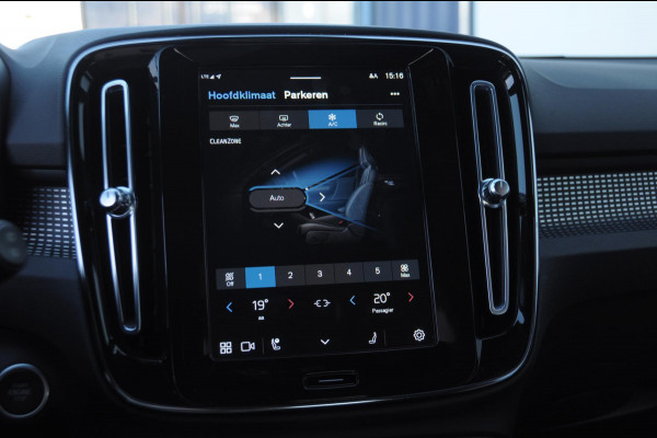 Volvo XC40 B3 163PK Automaat Ultimate Dark / Panoramadak / Adaptive cruise control / Elektrische stoelen / Harman Kardon audio / Pilot assist / BLIS / Stoel en stuur verwarming / Elektrische achterklep / Parkeersensoren met camera / Google infotainment