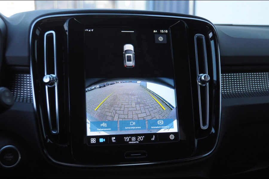 Volvo XC40 B3 163PK Automaat Ultimate Dark / Panoramadak / Adaptive cruise control / Elektrische stoelen / Harman Kardon audio / Pilot assist / BLIS / Stoel en stuur verwarming / Elektrische achterklep / Parkeersensoren met camera / Google infotainment