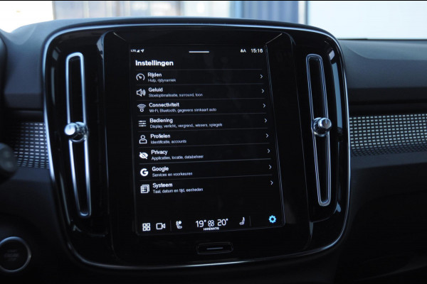 Volvo XC40 B3 163PK Automaat Ultimate Dark / Panoramadak / Adaptive cruise control / Elektrische stoelen / Harman Kardon audio / Pilot assist / BLIS / Stoel en stuur verwarming / Elektrische achterklep / Parkeersensoren met camera / Google infotainment
