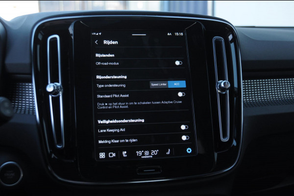 Volvo XC40 B3 163PK Automaat Ultimate Dark / Panoramadak / Adaptive cruise control / Elektrische stoelen / Harman Kardon audio / Pilot assist / BLIS / Stoel en stuur verwarming / Elektrische achterklep / Parkeersensoren met camera / Google infotainment