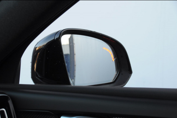 Volvo XC40 B3 163PK Automaat Ultimate Dark / Panoramadak / Adaptive cruise control / Elektrische stoelen / Harman Kardon audio / Pilot assist / BLIS / Stoel en stuur verwarming / Elektrische achterklep / Parkeersensoren met camera / Google infotainment