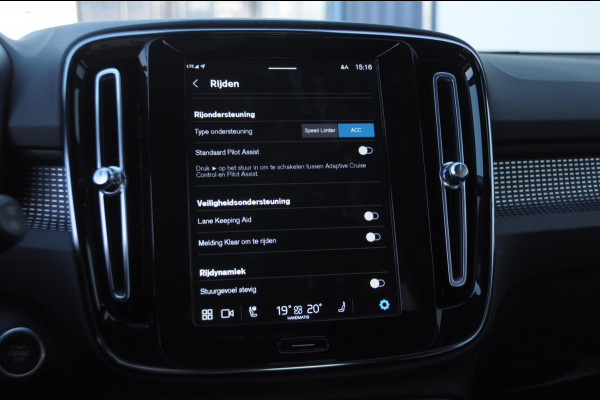 Volvo XC40 B3 163PK Automaat Ultimate Dark / Panoramadak / Adaptive cruise control / Elektrische stoelen / Harman Kardon audio / Pilot assist / BLIS / Stoel en stuur verwarming / Elektrische achterklep / Parkeersensoren met camera / Google infotainment