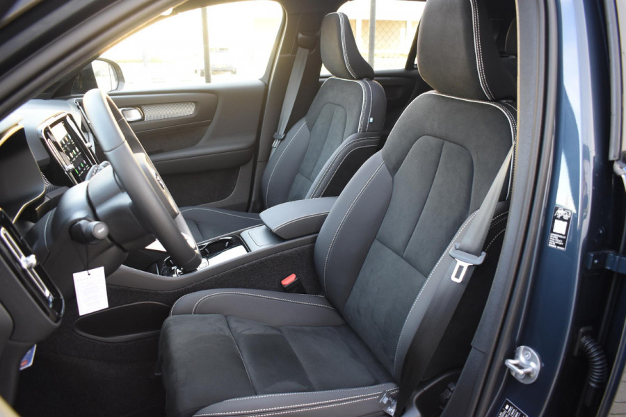 Volvo EX40 252PK Single Motor Extended Range 82 kWh Plus / Lounge Pakket / Extra getint glas / 360 Camera / 20'' velgen / Panoramadak / Zwart dak / Harman Kardon / Microtech/Nubuck