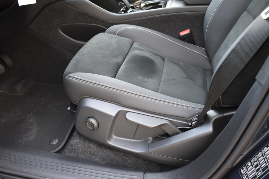 Volvo EX40 252PK Single Motor Extended Range 82 kWh Plus / Lounge Pakket / Extra getint glas / 360 Camera / 20'' velgen / Panoramadak / Zwart dak / Harman Kardon / Microtech/Nubuck