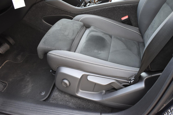 Volvo EX40 252PK Single Motor Extended Range 82 kWh Plus / Lounge Pakket / Extra getint glas / 360 Camera / 20'' velgen / Panoramadak / Zwart dak / Harman Kardon / Microtech/Nubuck