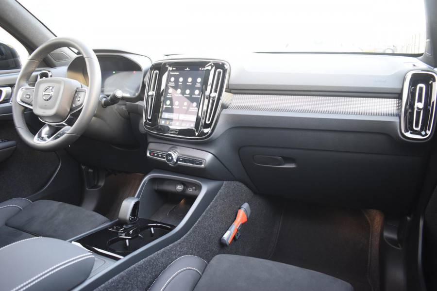 Volvo EX40 252PK Single Motor Extended Range 82 kWh Plus / Lounge Pakket / Extra getint glas / 360 Camera / 20'' velgen / Panoramadak / Zwart dak / Harman Kardon / Microtech/Nubuck