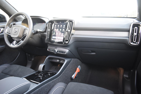 Volvo EX40 252PK Single Motor Extended Range 82 kWh Plus / Lounge Pakket / Extra getint glas / 360 Camera / 20'' velgen / Panoramadak / Zwart dak / Harman Kardon / Microtech/Nubuck