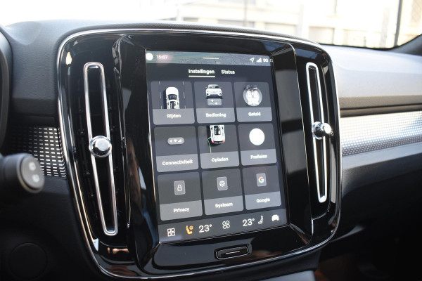 Volvo EX40 252PK Single Motor Extended Range 82 kWh Plus / Lounge Pakket / Extra getint glas / 360 Camera / 20'' velgen / Panoramadak / Zwart dak / Harman Kardon / Microtech/Nubuck