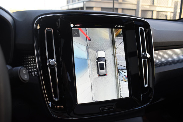 Volvo EX40 252PK Single Motor Extended Range 82 kWh Plus / Lounge Pakket / Extra getint glas / 360 Camera / 20'' velgen / Panoramadak / Zwart dak / Harman Kardon / Microtech/Nubuck