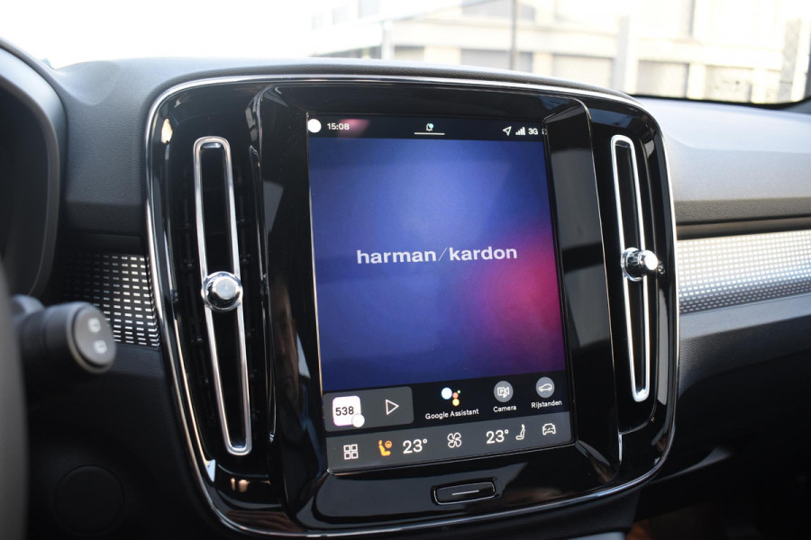 Volvo EX40 252PK Single Motor Extended Range 82 kWh Plus / Lounge Pakket / Extra getint glas / 360 Camera / 20'' velgen / Panoramadak / Zwart dak / Harman Kardon / Microtech/Nubuck