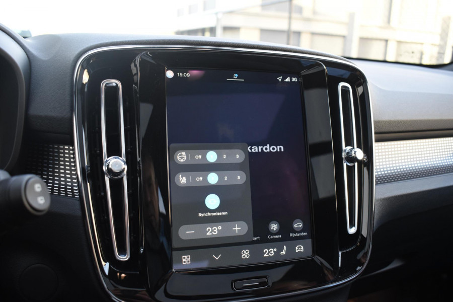 Volvo EX40 252PK Single Motor Extended Range 82 kWh Plus / Lounge Pakket / Extra getint glas / 360 Camera / 20'' velgen / Panoramadak / Zwart dak / Harman Kardon / Microtech/Nubuck