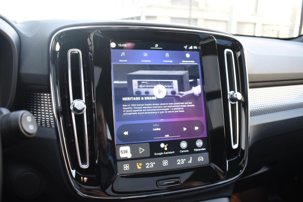 Volvo EX40 252PK Single Motor Extended Range 82 kWh Plus / Lounge Pakket / Extra getint glas / 360 Camera / 20'' velgen / Panoramadak / Zwart dak / Harman Kardon / Microtech/Nubuck