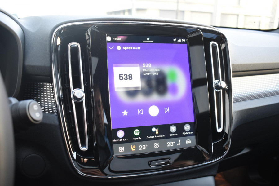 Volvo EX40 252PK Single Motor Extended Range 82 kWh Plus / Lounge Pakket / Extra getint glas / 360 Camera / 20'' velgen / Panoramadak / Zwart dak / Harman Kardon / Microtech/Nubuck