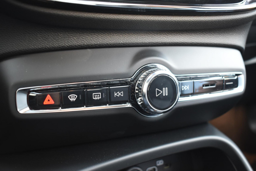 Volvo EX40 252PK Single Motor Extended Range 82 kWh Plus / Lounge Pakket / Extra getint glas / 360 Camera / 20'' velgen / Panoramadak / Zwart dak / Harman Kardon / Microtech/Nubuck