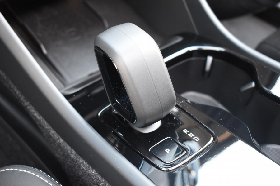 Volvo EX40 252PK Single Motor Extended Range 82 kWh Plus / Lounge Pakket / Extra getint glas / 360 Camera / 20'' velgen / Panoramadak / Zwart dak / Harman Kardon / Microtech/Nubuck