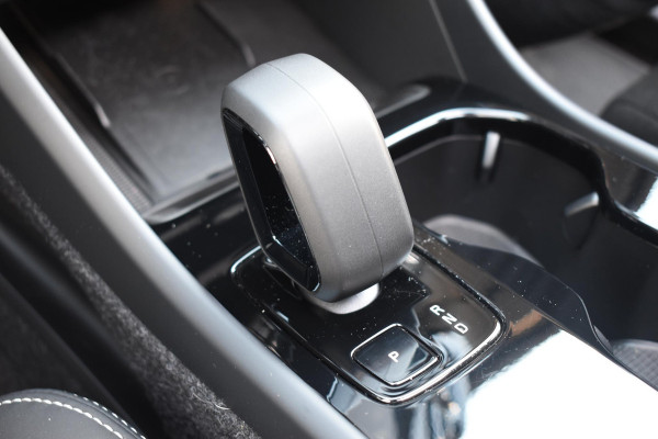 Volvo EX40 252PK Single Motor Extended Range 82 kWh Plus / Lounge Pakket / Extra getint glas / 360 Camera / 20'' velgen / Panoramadak / Zwart dak / Harman Kardon / Microtech/Nubuck