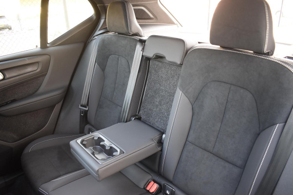 Volvo EX40 252PK Single Motor Extended Range 82 kWh Plus / Lounge Pakket / Extra getint glas / 360 Camera / 20'' velgen / Panoramadak / Zwart dak / Harman Kardon / Microtech/Nubuck