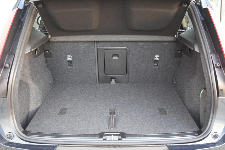 Volvo EX40 252PK Single Motor Extended Range 82 kWh Plus / Lounge Pakket / Extra getint glas / 360 Camera / 20'' velgen / Panoramadak / Zwart dak / Harman Kardon / Microtech/Nubuck