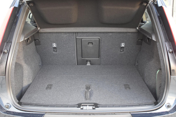 Volvo EX40 252PK Single Motor Extended Range 82 kWh Plus / Lounge Pakket / Extra getint glas / 360 Camera / 20'' velgen / Panoramadak / Zwart dak / Harman Kardon / Microtech/Nubuck