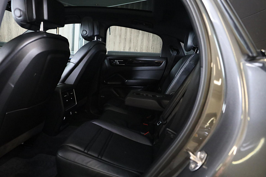 Porsche Cayenne Coupé 3.0 E-Hybrid / Acc / Sport Chrono / Leder / Pano / Memory / Bose / 360 Camera / Trekhaak / 21 Inch