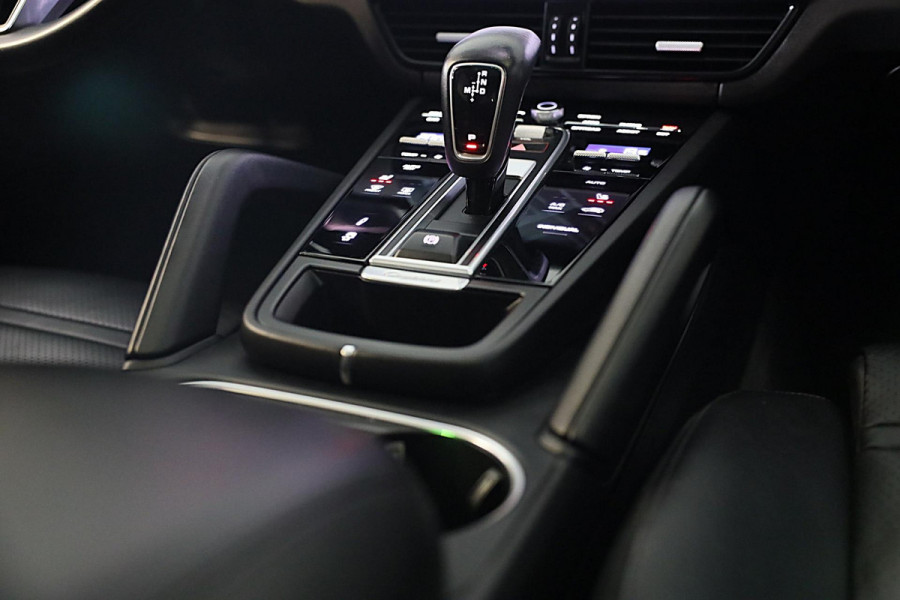 Porsche Cayenne Coupé 3.0 E-Hybrid / Acc / Sport Chrono / Leder / Pano / Memory / Bose / 360 Camera / Trekhaak / 21 Inch