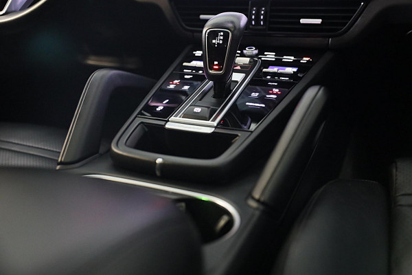 Porsche Cayenne Coupé 3.0 E-Hybrid / Acc / Sport Chrono / Leder / Pano / Memory / Bose / 360 Camera / Trekhaak / 21 Inch