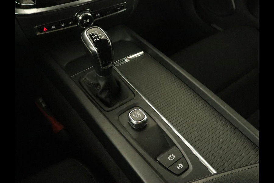 Volvo V60 2.0 D4 Momentum | Carplay | Half leder | Navigatie | Full LED | Digital Cockpit | Parkeerverwarming | Climate control | Parkeerhulp | Cruise control