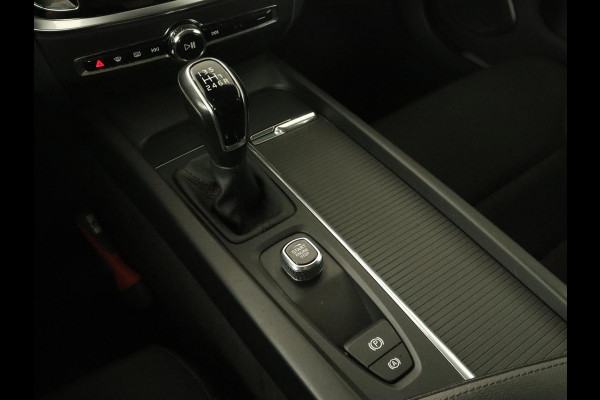 Volvo V60 2.0 D4 Momentum | Carplay | Half leder | Navigatie | Full LED | Digital Cockpit | Parkeerverwarming | Climate control | Parkeerhulp | Cruise control