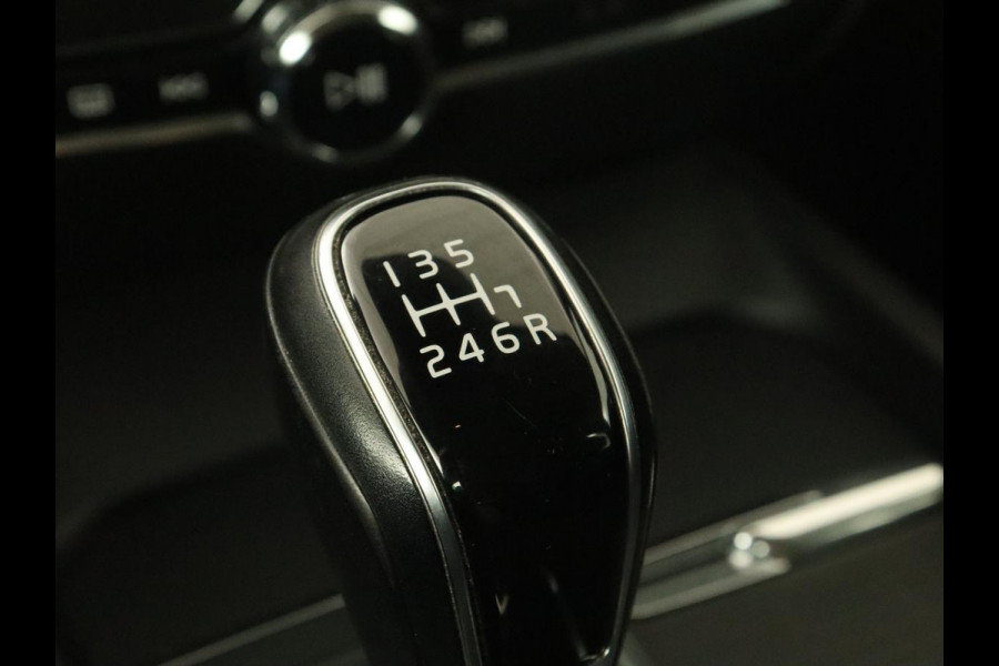 Volvo V60 2.0 D4 Momentum | Carplay | Half leder | Navigatie | Full LED | Digital Cockpit | Parkeerverwarming | Climate control | Parkeerhulp | Cruise control