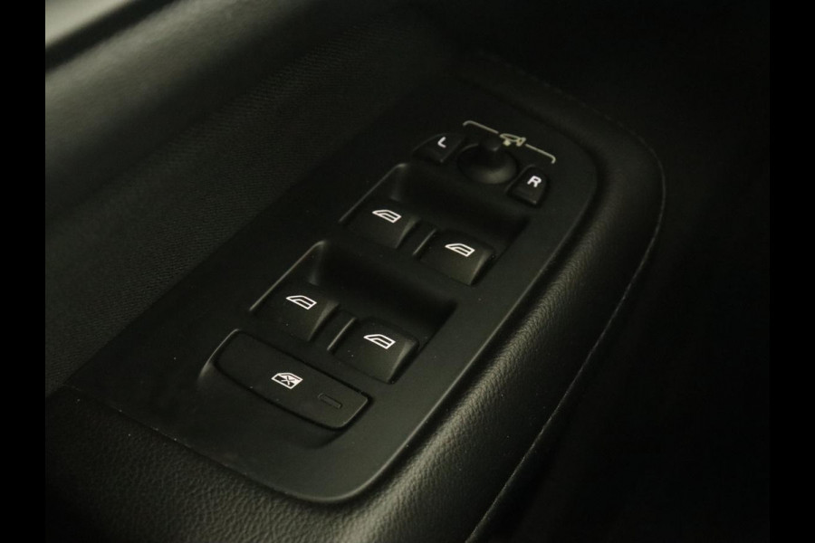 Volvo V60 2.0 D4 Momentum | Carplay | Half leder | Navigatie | Full LED | Digital Cockpit | Parkeerverwarming | Climate control | Parkeerhulp | Cruise control