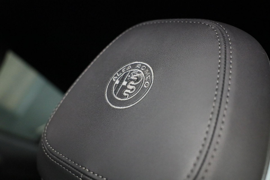 Alfa Romeo Tonale 1.5T Hybrid Veloce / 160 PK / Acc / Leder / Navi / 360 Camera / HK / Sfeerverlichting / Dode Hoek / Lane Assist