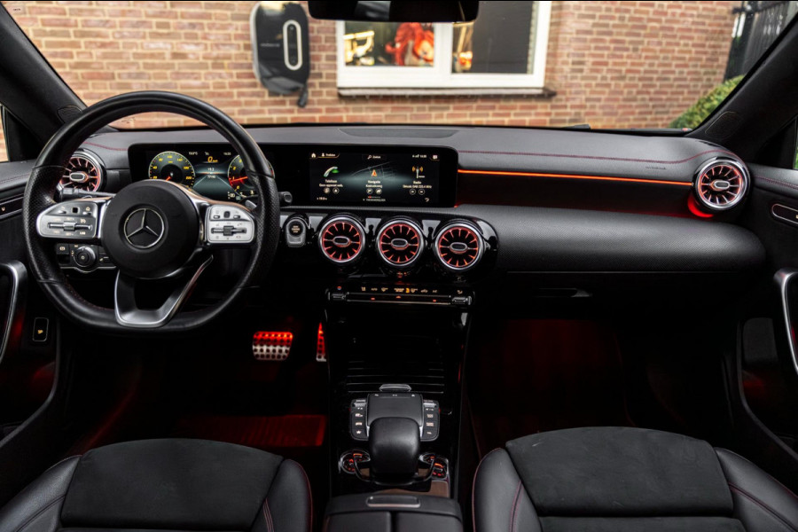 ☞ Mercedes-Benz CLA-klasse 200 163 PK Aut. AMG Night Pakket 360 Camera Pano Sfeerverlichting 18''