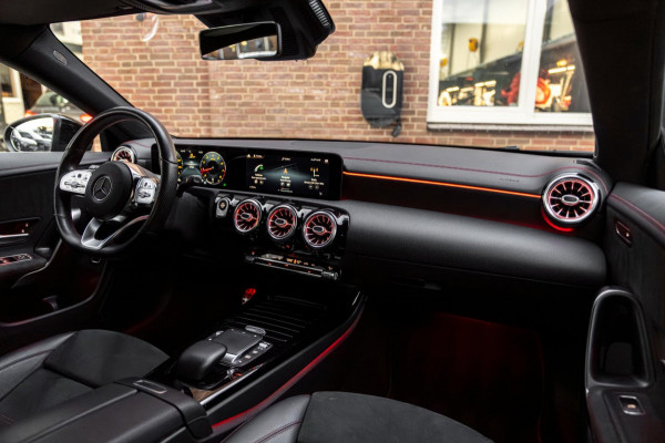 ☞ Mercedes-Benz CLA-klasse 200 163 PK Aut. AMG Night Pakket 360 Camera Pano Sfeerverlichting 18''