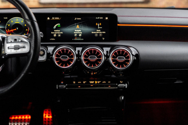 ☞ Mercedes-Benz CLA-klasse 200 163 PK Aut. AMG Night Pakket 360 Camera Pano Sfeerverlichting 18''