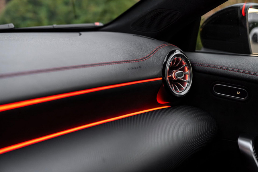 ☞ Mercedes-Benz CLA-klasse 200 163 PK Aut. AMG Night Pakket 360 Camera Pano Sfeerverlichting 18''