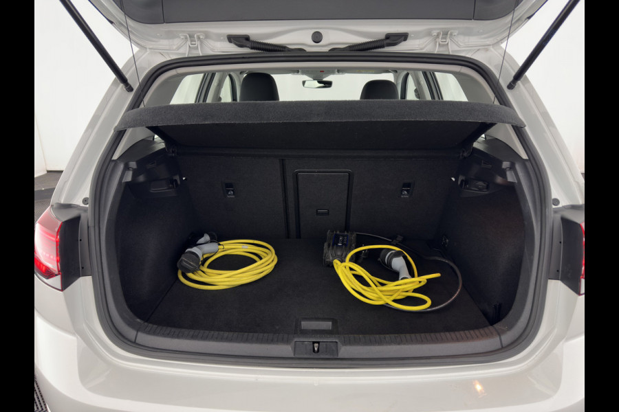 Volkswagen e-Golf E-DITION (SOH-100%) AUT. *HEAT-PUMP | FULL-LED | NAVI-FULLMAP | CAMERA | HEATED-COMFORTSEATS | ECC | CCS-FASTLOADER | PDC | CRUISE | CARPLAY*