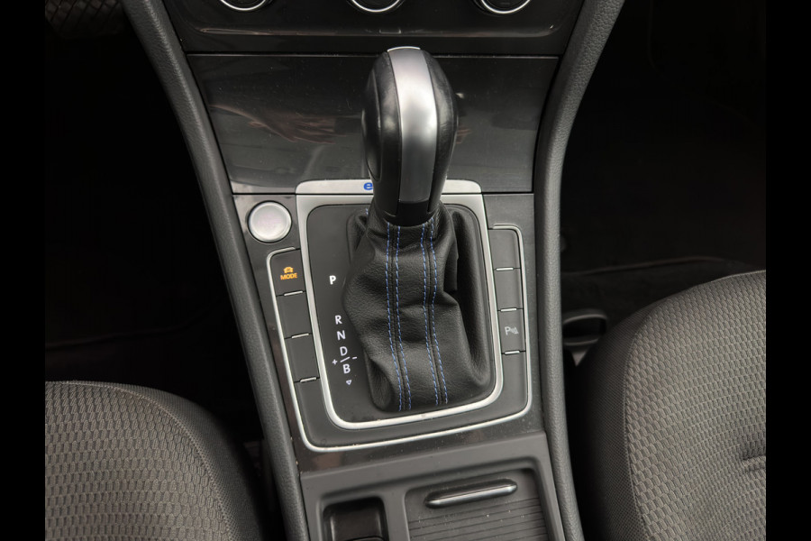 Volkswagen e-Golf E-DITION (SOH-100%) AUT. *HEAT-PUMP | FULL-LED | NAVI-FULLMAP | CAMERA | HEATED-COMFORTSEATS | ECC | CCS-FASTLOADER | PDC | CRUISE | CARPLAY*