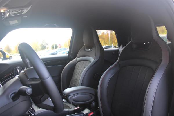 MINI Cooper 1.5 Cooper 136PK JOHN COOPER WORKS | AUTOMAAT | NAVIGATIE 8,8'' | DRAADLOOS APPLE CARPLAY | SFEERVERLICHTING | 17'' JCW VIJF DUBBELSPAAKS VELGEN IN GLOSS BLACK | JCW VOOR EN ACHTERBUMPER | JCW SPORTSTOELEN MET LEER/ALCATARA | JCW DORPEL INSTAPLIJSTEN | JCW STUURWIEL | FULL LED KOPLAMPEN | UNION JACK LED ACHTERVERLICHTING | ELEKTRISCH INKLAPBARE BUITENSPIEGELS | DIGITALE COCKPIT |